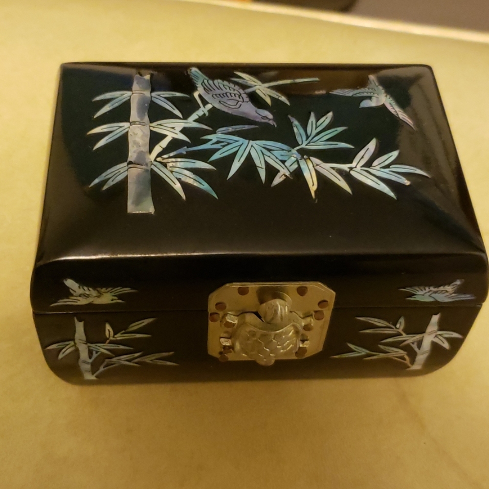 Beautiful Black Lacquered Mother of Pearl Box